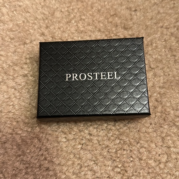 Women’s initial necklace - Picture 11 of 11